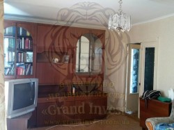 Трёхкомнатная квартира, кирпичный дом в центре жилпосёлка.