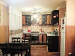 Трёхкомнатная квартира перепланированная в двухкомнатную с кухней студией.